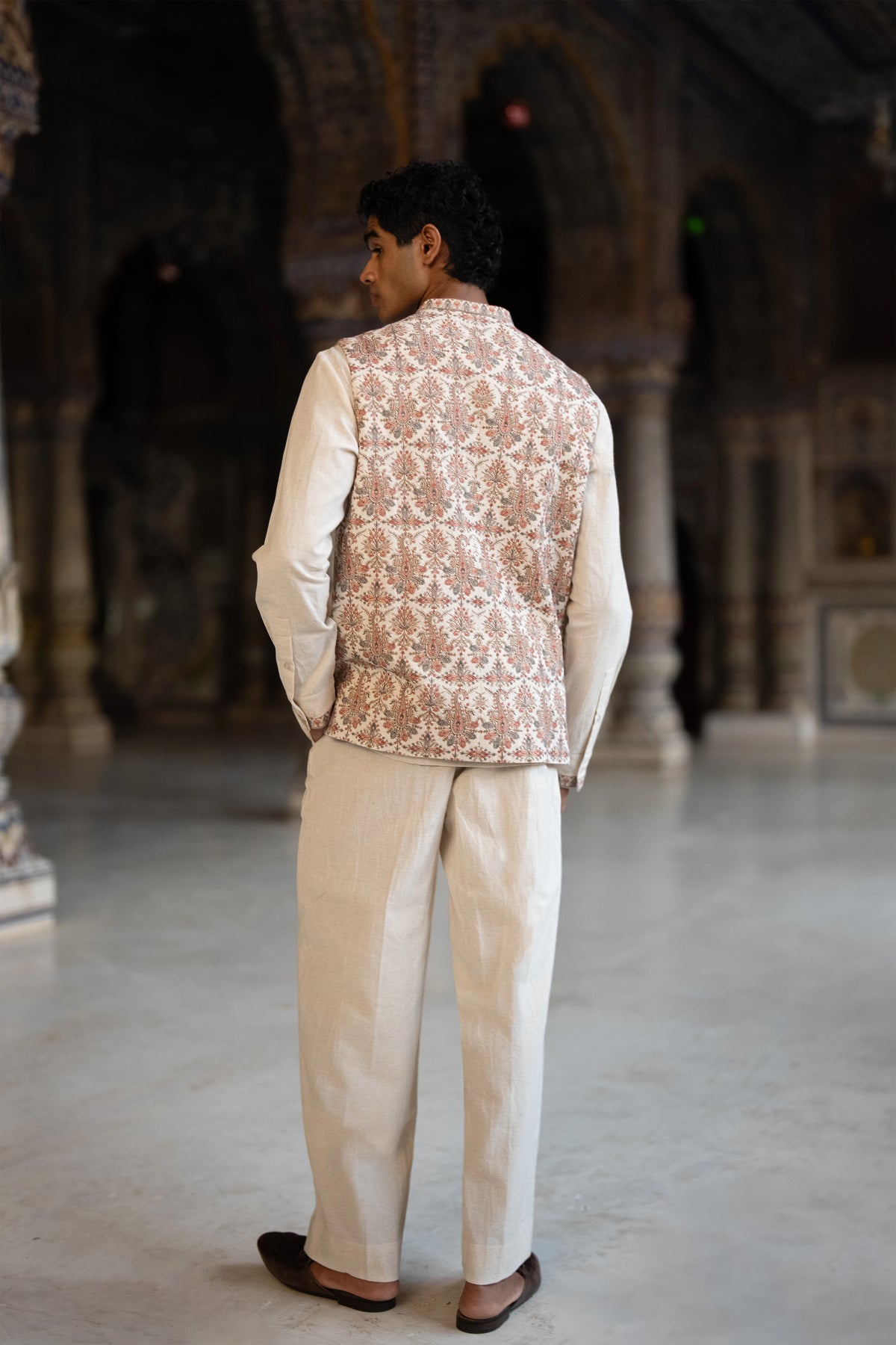 Aari Embroidered Linen Bandi