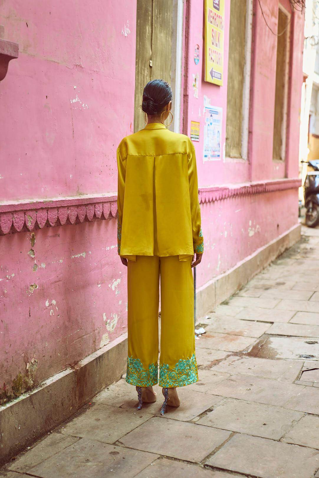 PLACEMENT EMBROIDERED TOP - dash and dot