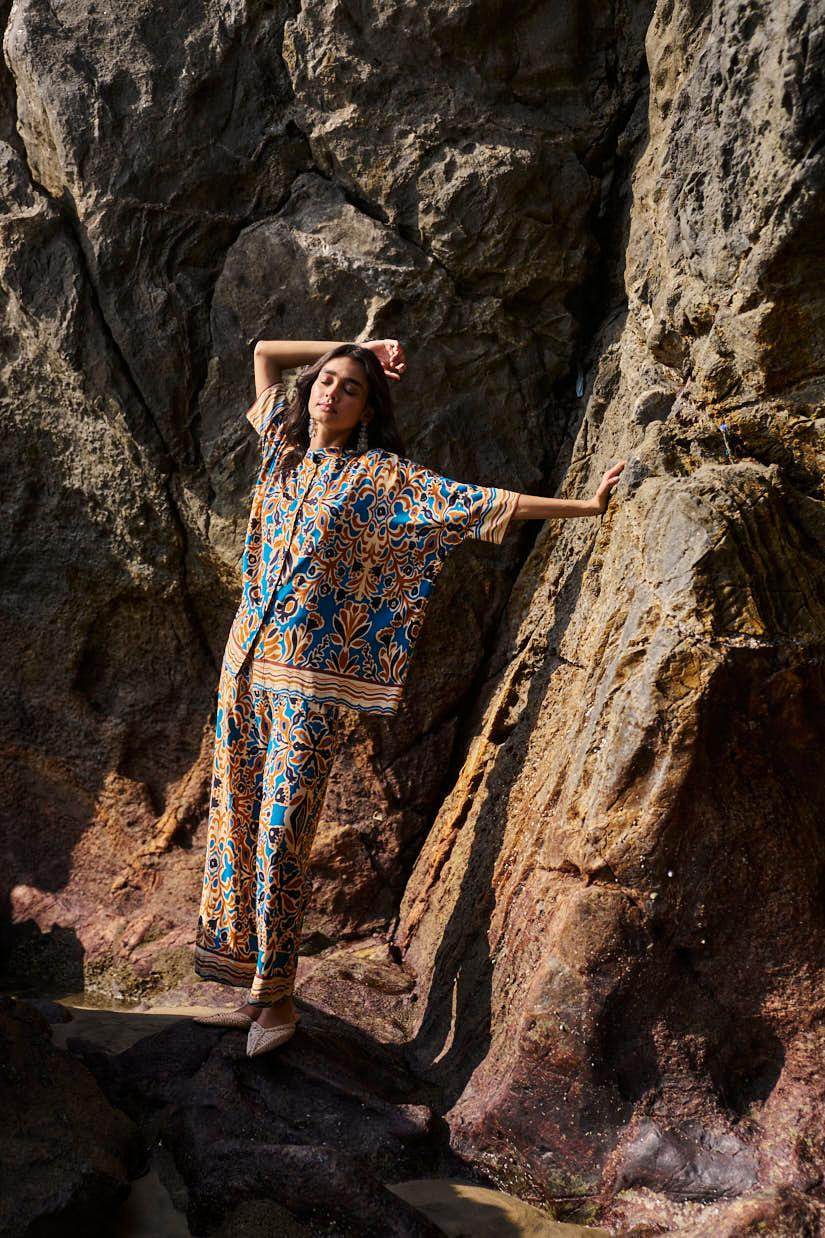 ABSTRACT FLORAL PRINTED TOP - dash and dot