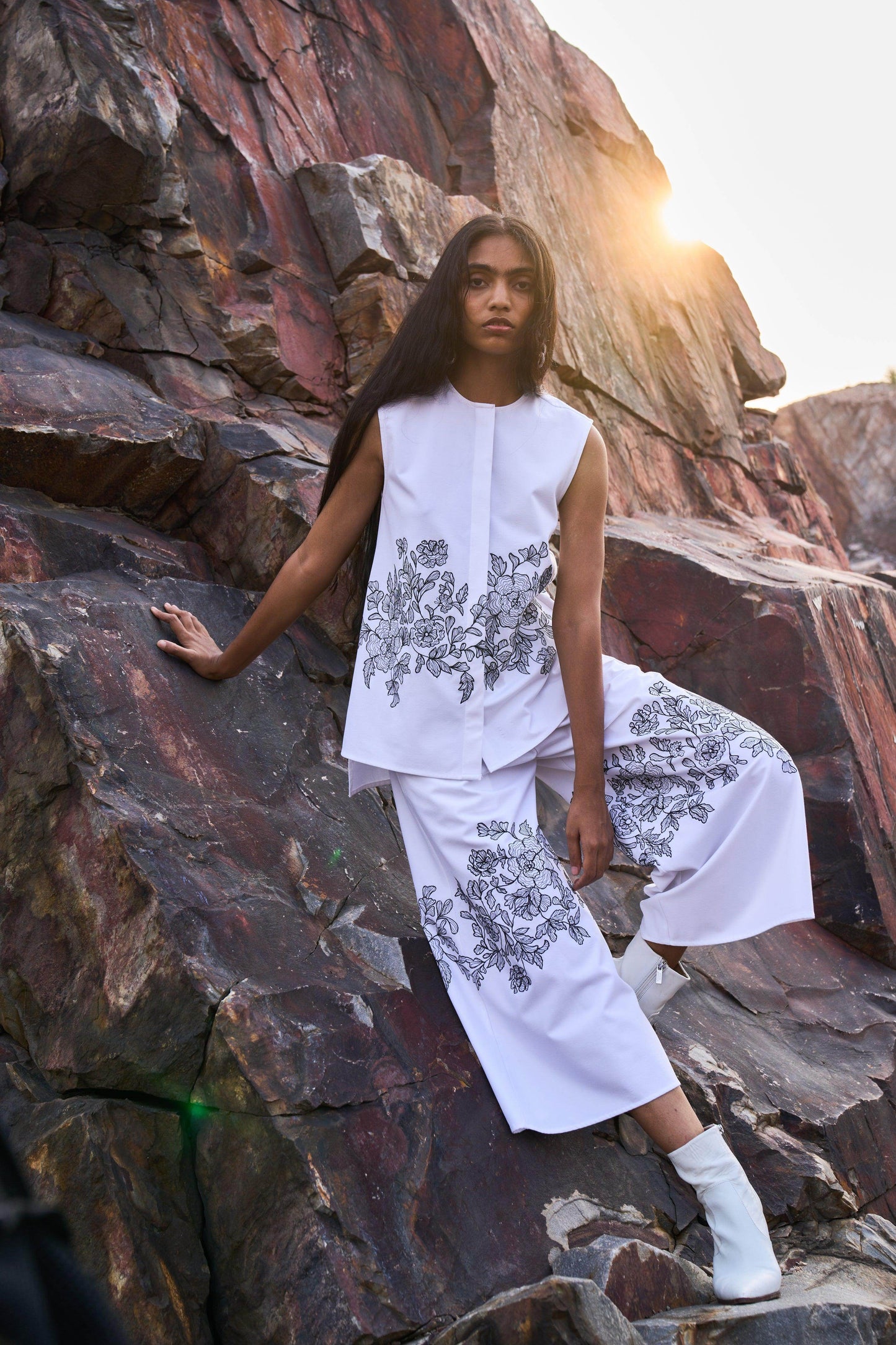 SLEEVELESS PLACEMENT EMBROIDERED SHIRT - dash and dot