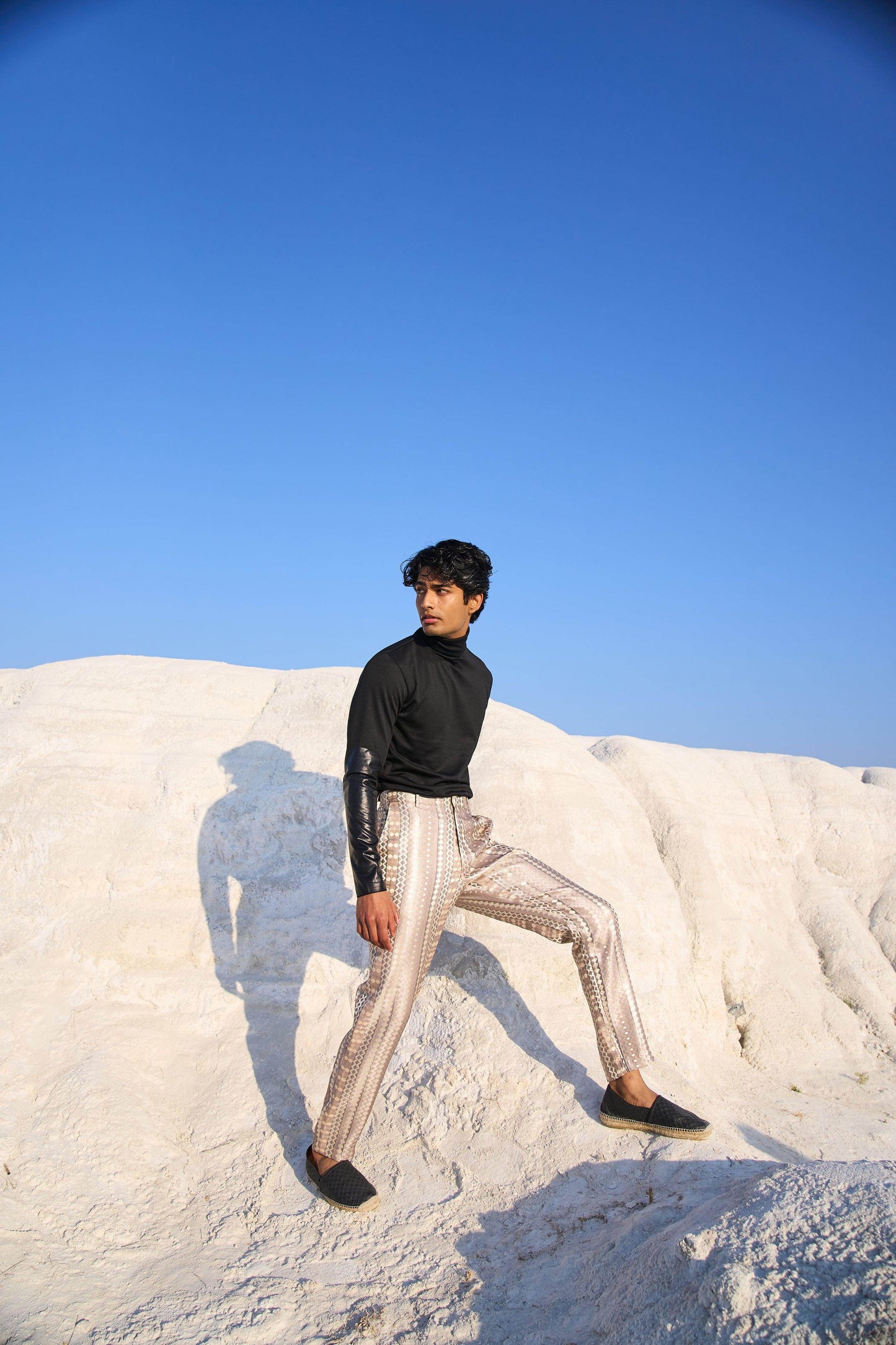 CONTRAST CUFF SWEAT - dash and dot