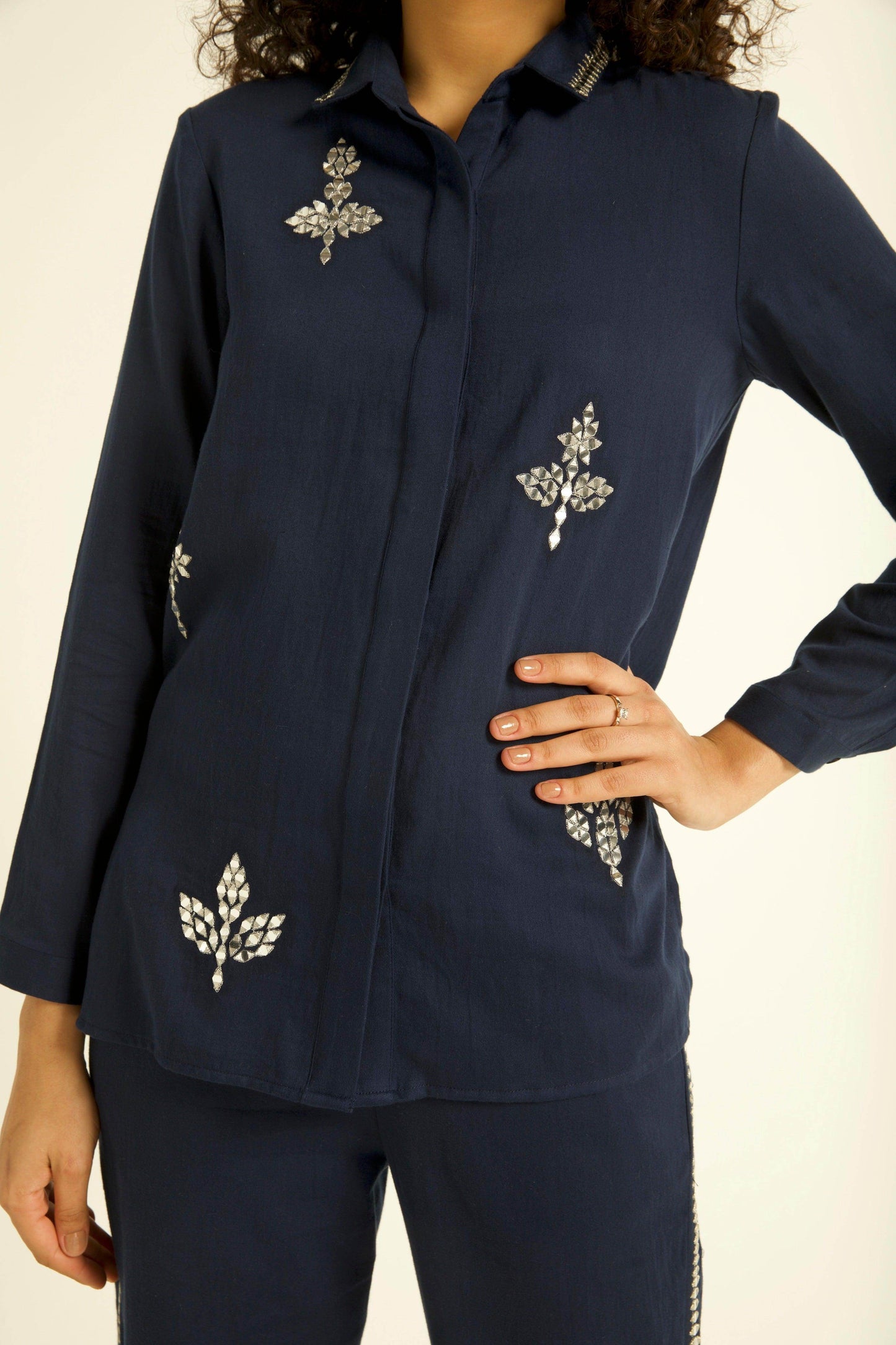 MIRROR MOTIF EMBROIDERED SHIRT - dash and dot