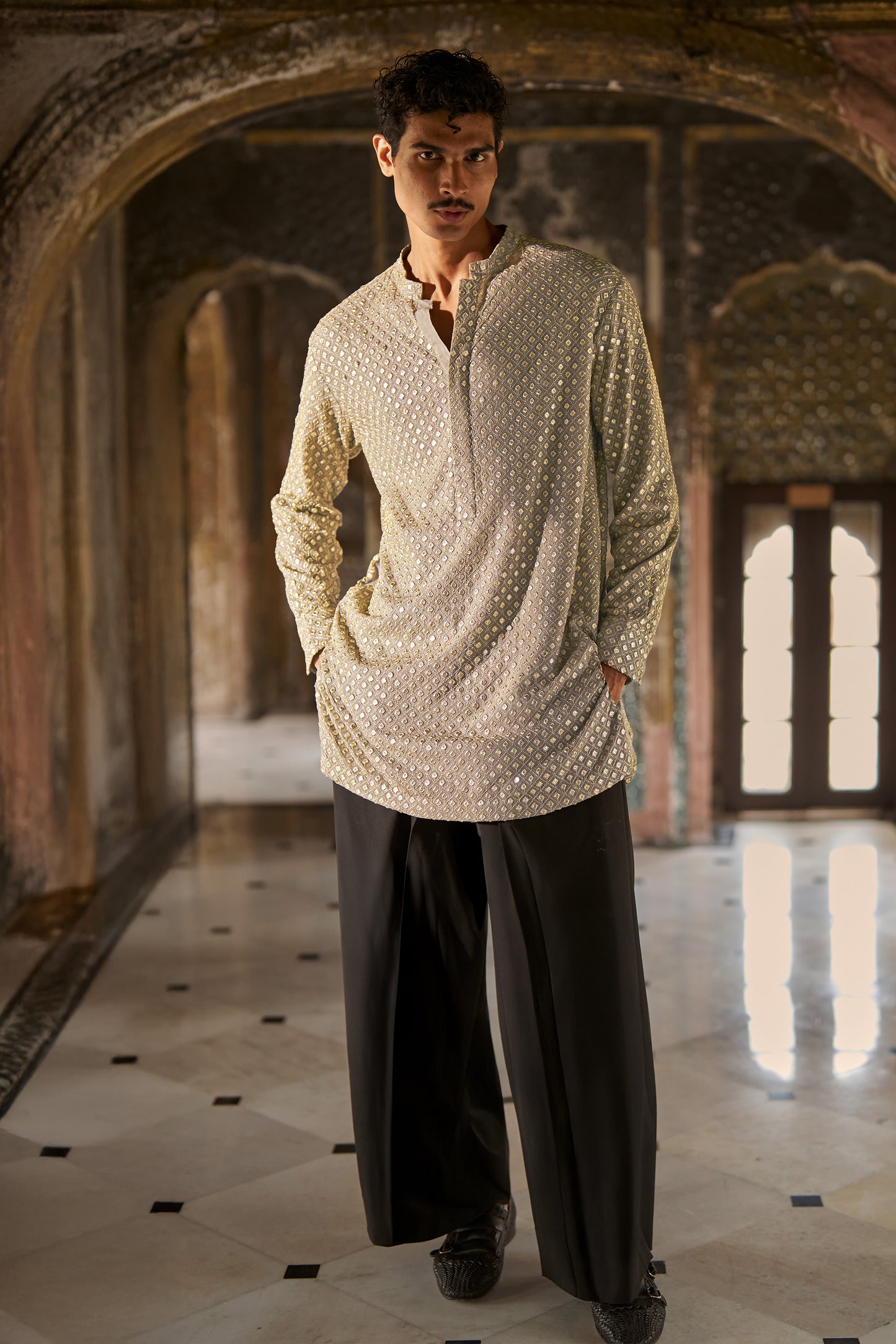 WIDE-LEGGED BLACK PANT