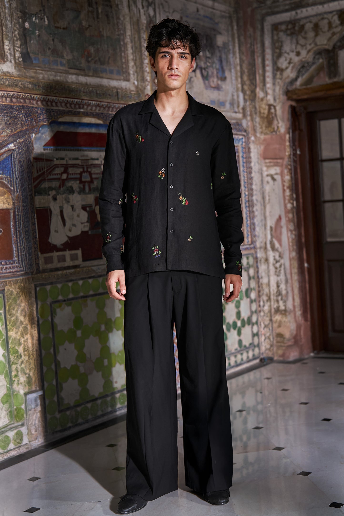 WIDE-LEGGED BLACK PANT