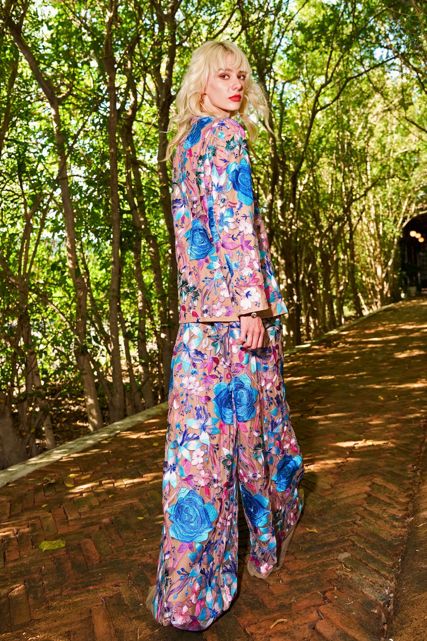 FLORAL EMBROIDERED BLAZER