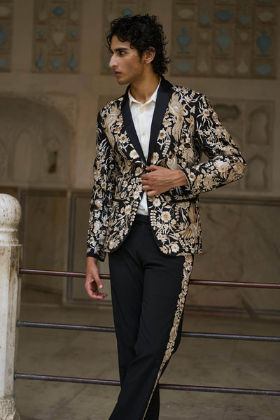 EMBROIDERED SUIT - dash and dot