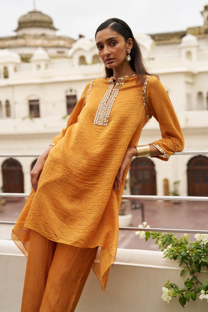 MIRROR TISSUE UNEVEN HEM TOP dash and dot