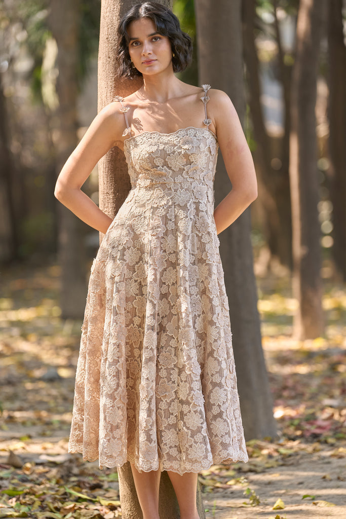 FLORAL APPLIQUÉ LACE MIDI dash and dot