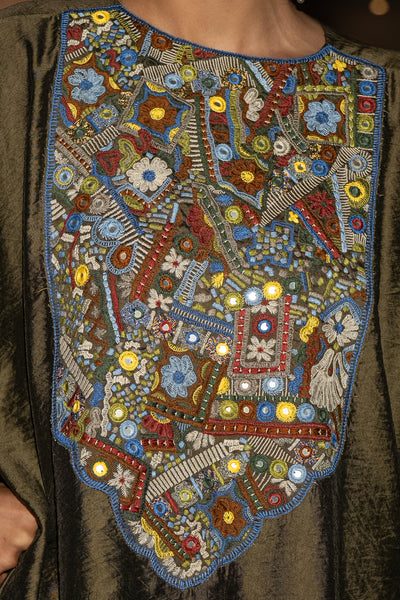 EMBROIDERED BIB TOP & TEXTURED BARREL PANT