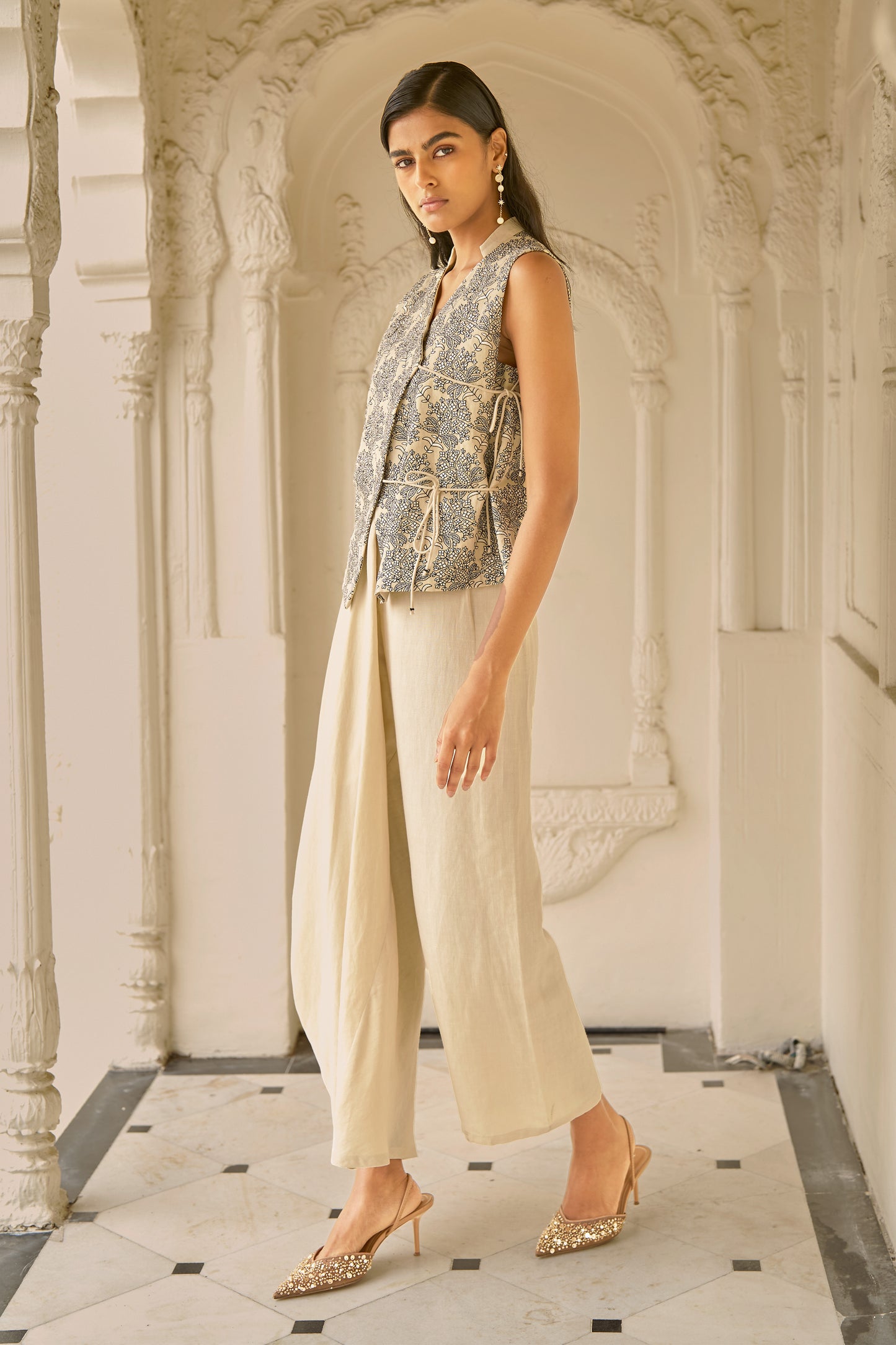 LINEN EMBROIDERED SLEEVELESS TOP
