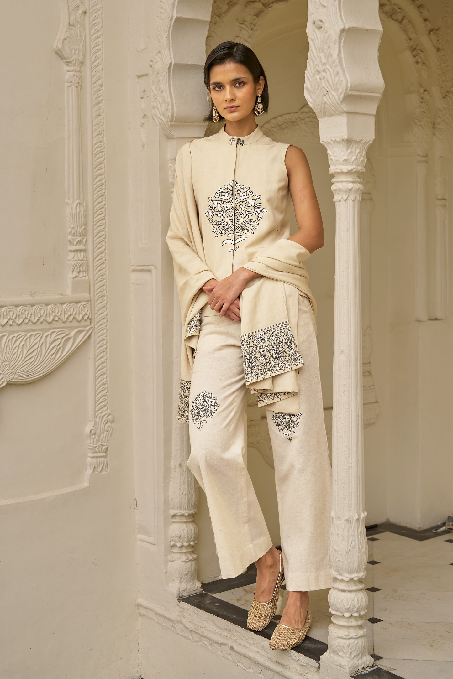 LINEN EMBROIDERED TOP