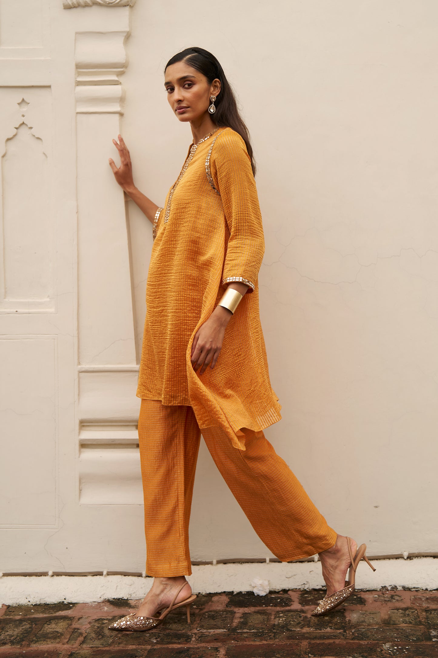 MIRROR TISSUE UNEVEN HEM TOP