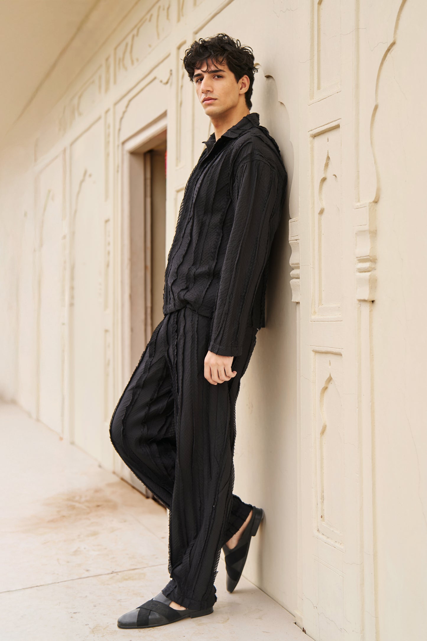 TEXTURED BLACK SHIRT