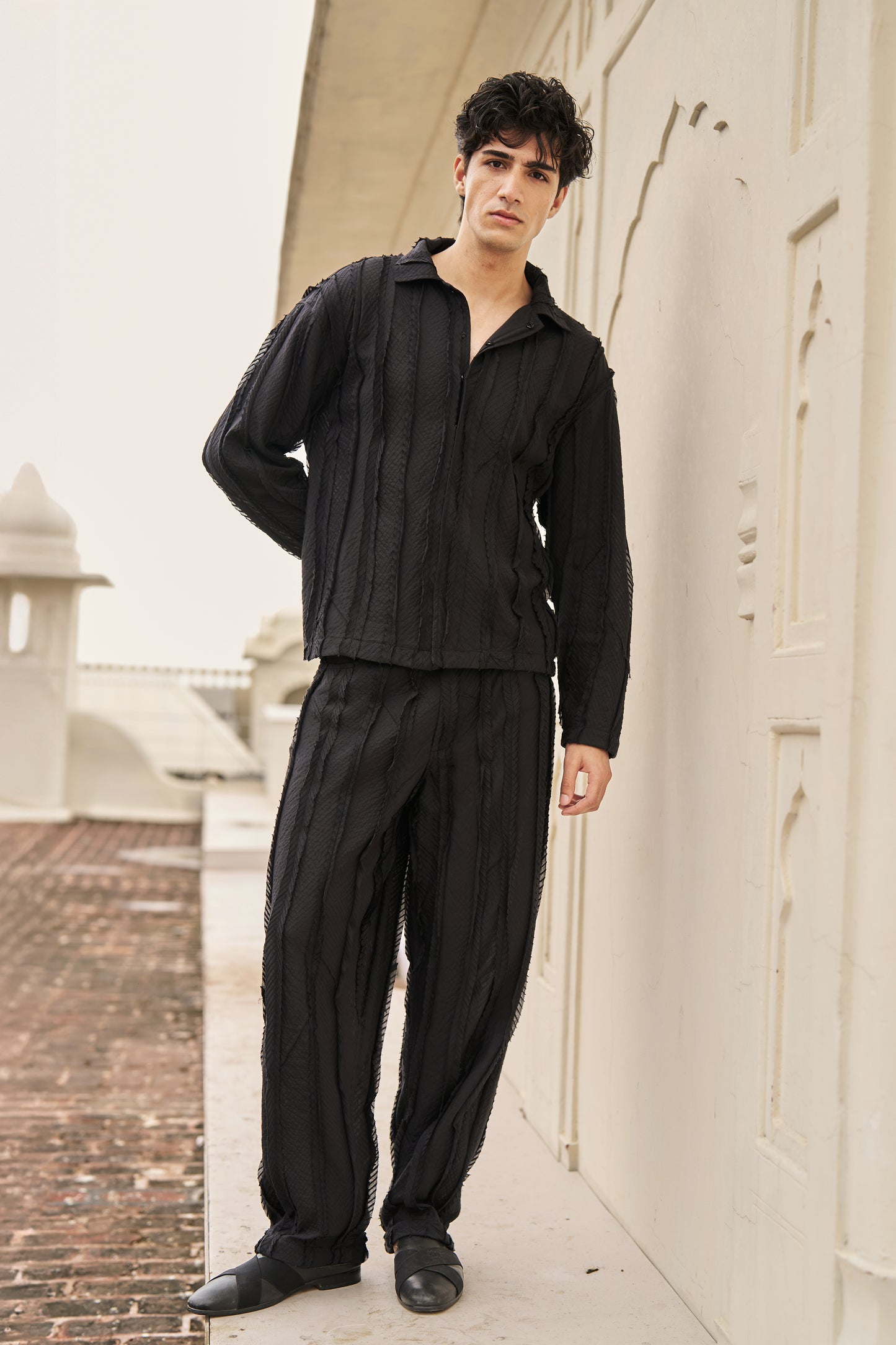 TEXTURED BLACK SHIRT