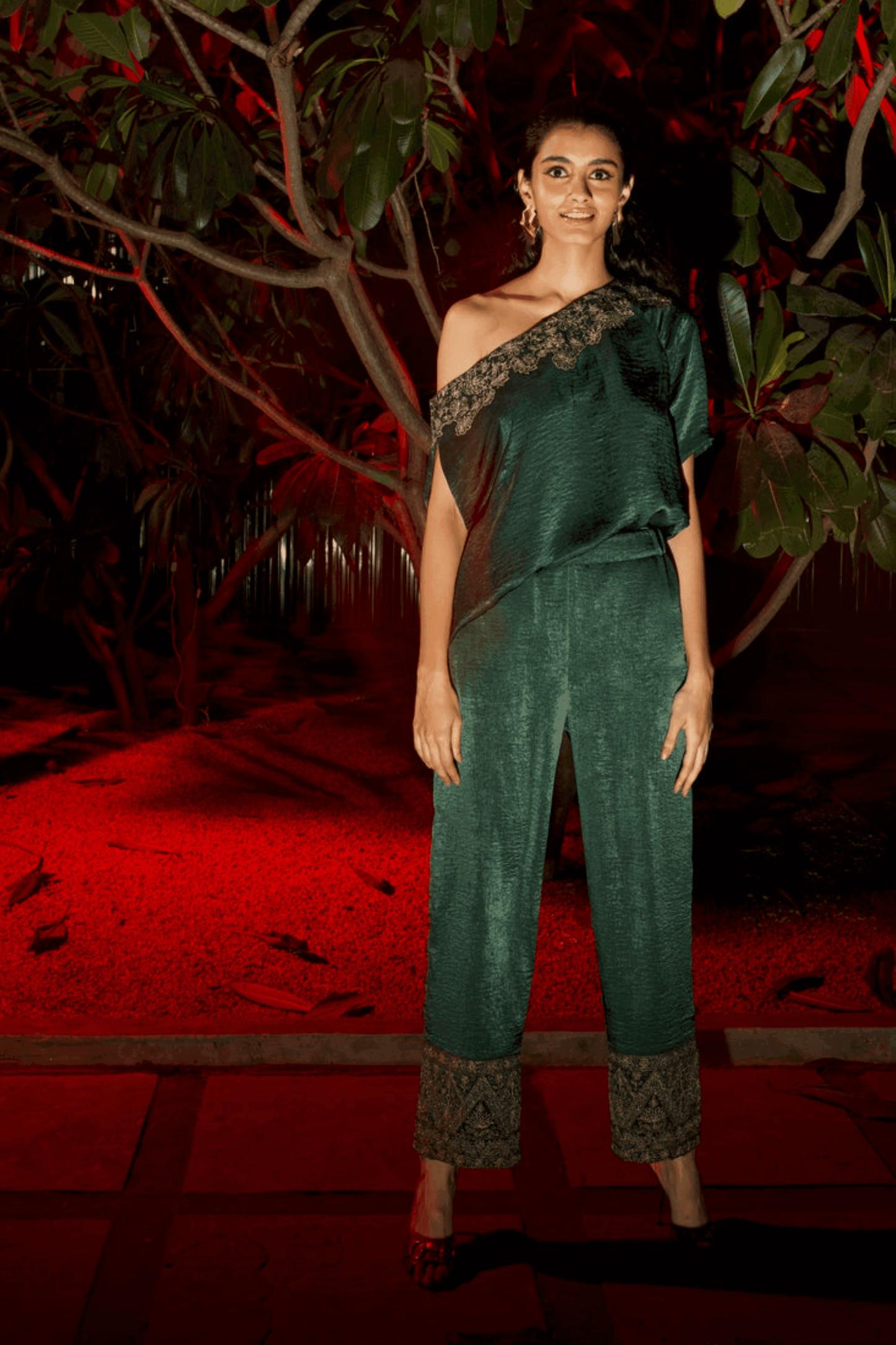 EXPOSED SHOULDER EMBROIDERED SET - dash and dot