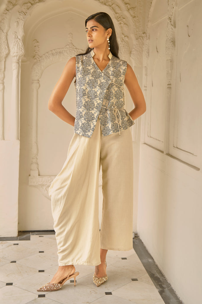 LINEN EMBROIDERED SLEEVELESS TOP dash and dot