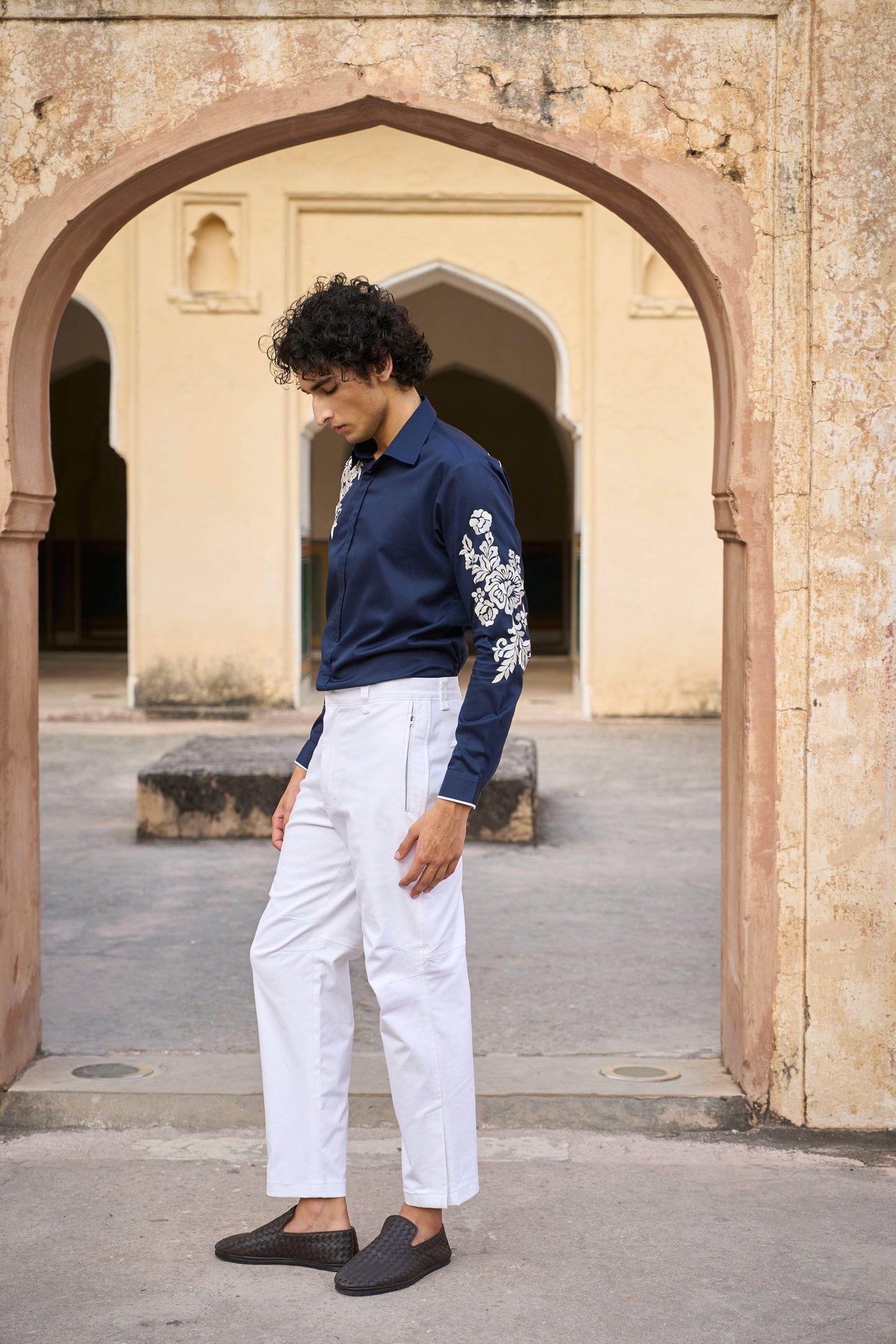 PLACEMENT EMBROIDERED SHIRT AND TAPERED WHITE JEAN - dash and dot