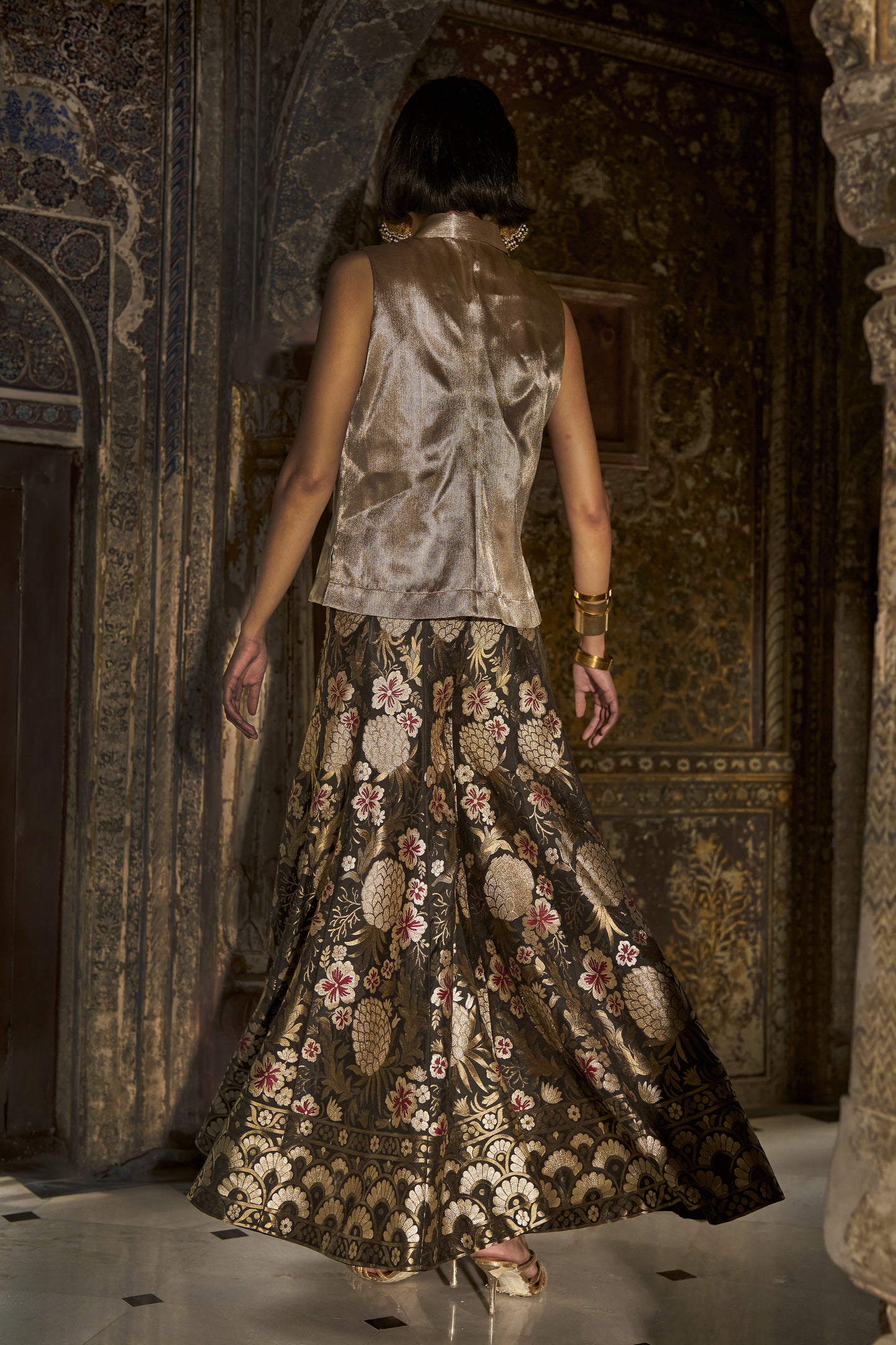 BENARES BROCADE SLEEVELESS SHIRT