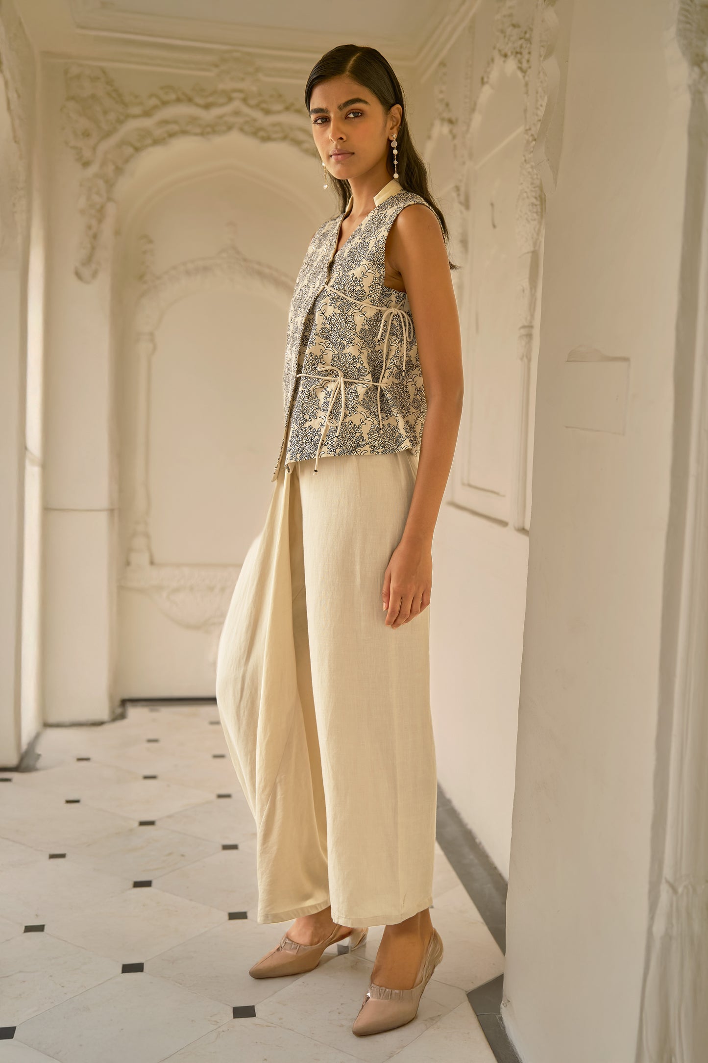 LINEN EMBROIDERED SLEEVELESS TOP