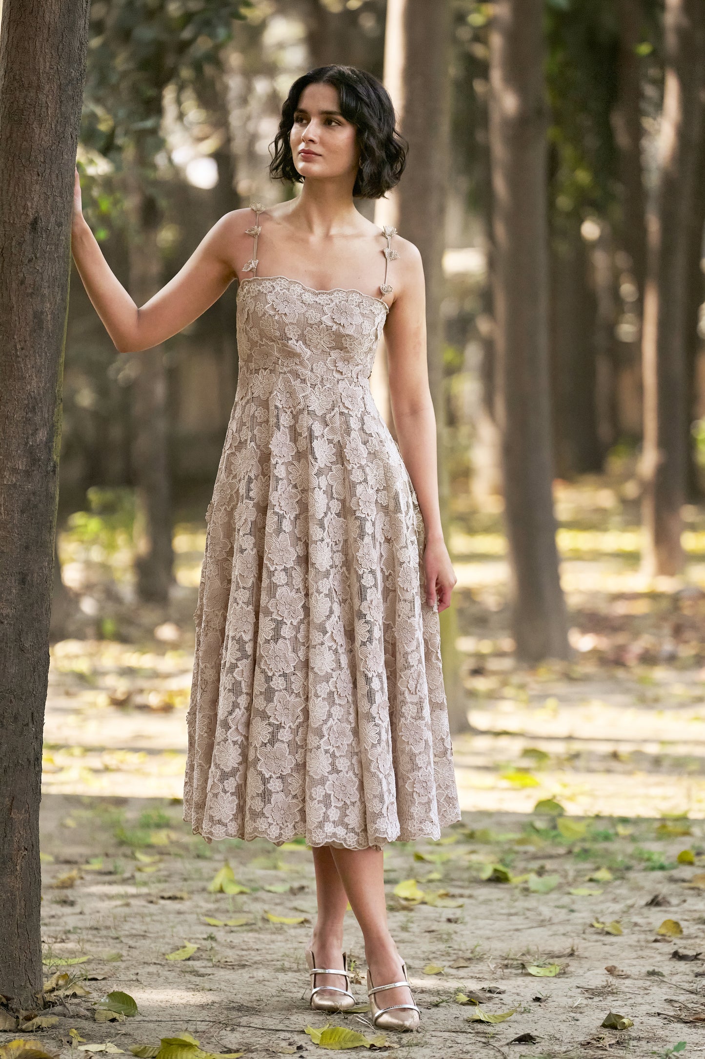 FLORAL APPLIQUÉ LACE MIDI