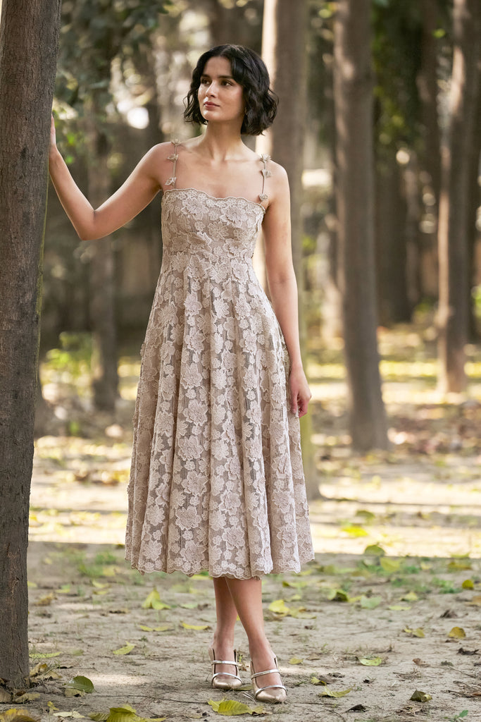 FLORAL APPLIQUÉ LACE MIDI dash and dot