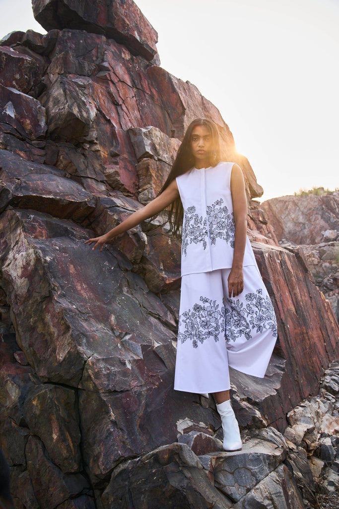 SLEEVELESS PLACEMENT EMBROIDERED SET - dash and dot dash and dot