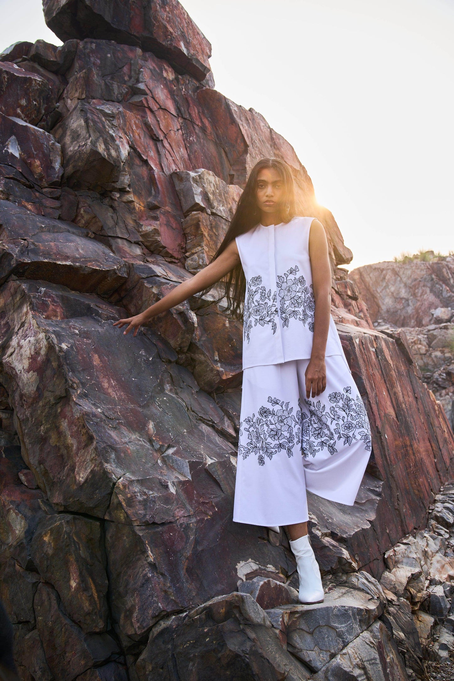 SLEEVELESS PLACEMENT EMBROIDERED SET - dash and dot