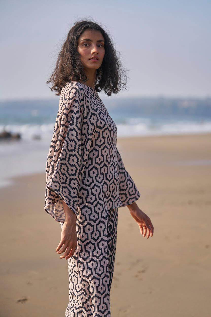 HIGH/LOW PRINTED TOP - dash and dot