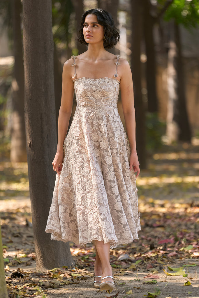 FLORAL APPLIQUÉ LACE MIDI dash and dot