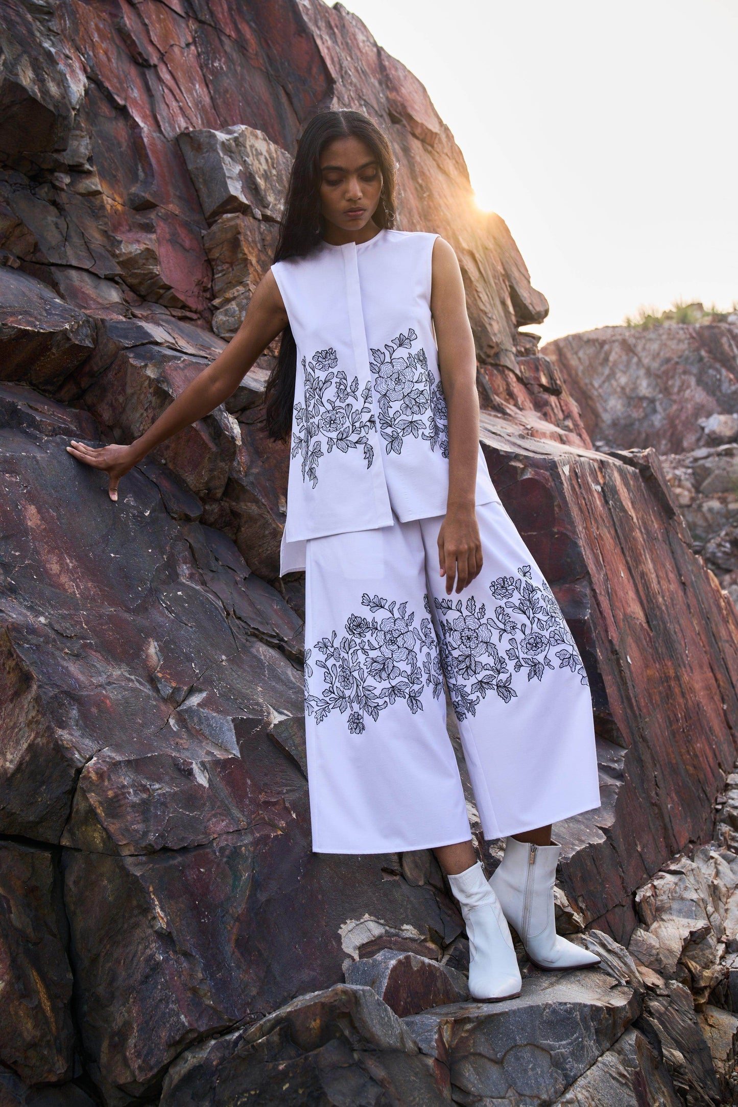 SLEEVELESS PLACEMENT EMBROIDERED SET - dash and dot