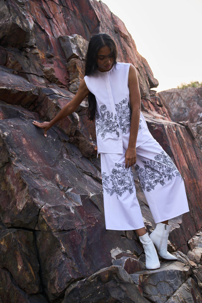 SLEEVELESS PLACEMENT EMBROIDERED SET - dash and dot dash and dot