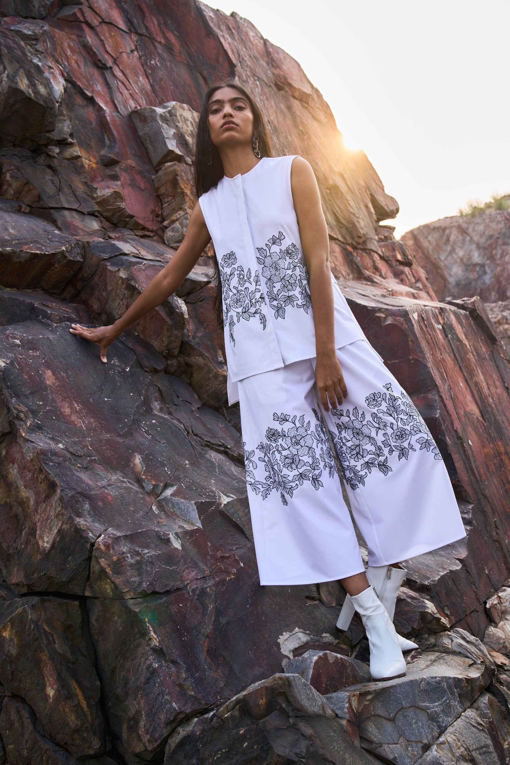 SLEEVELESS PLACEMENT EMBROIDERED SET - dash and dot