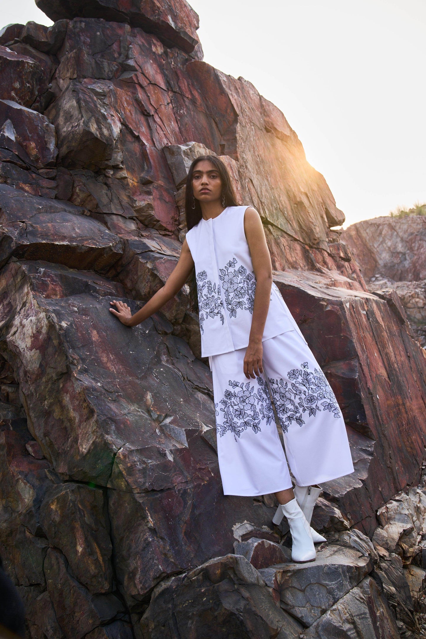 SLEEVELESS PLACEMENT EMBROIDERED SET - dash and dot