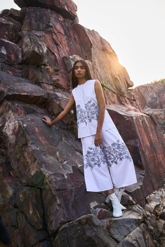 SLEEVELESS PLACEMENT EMBROIDERED SET - dash and dot dash and dot