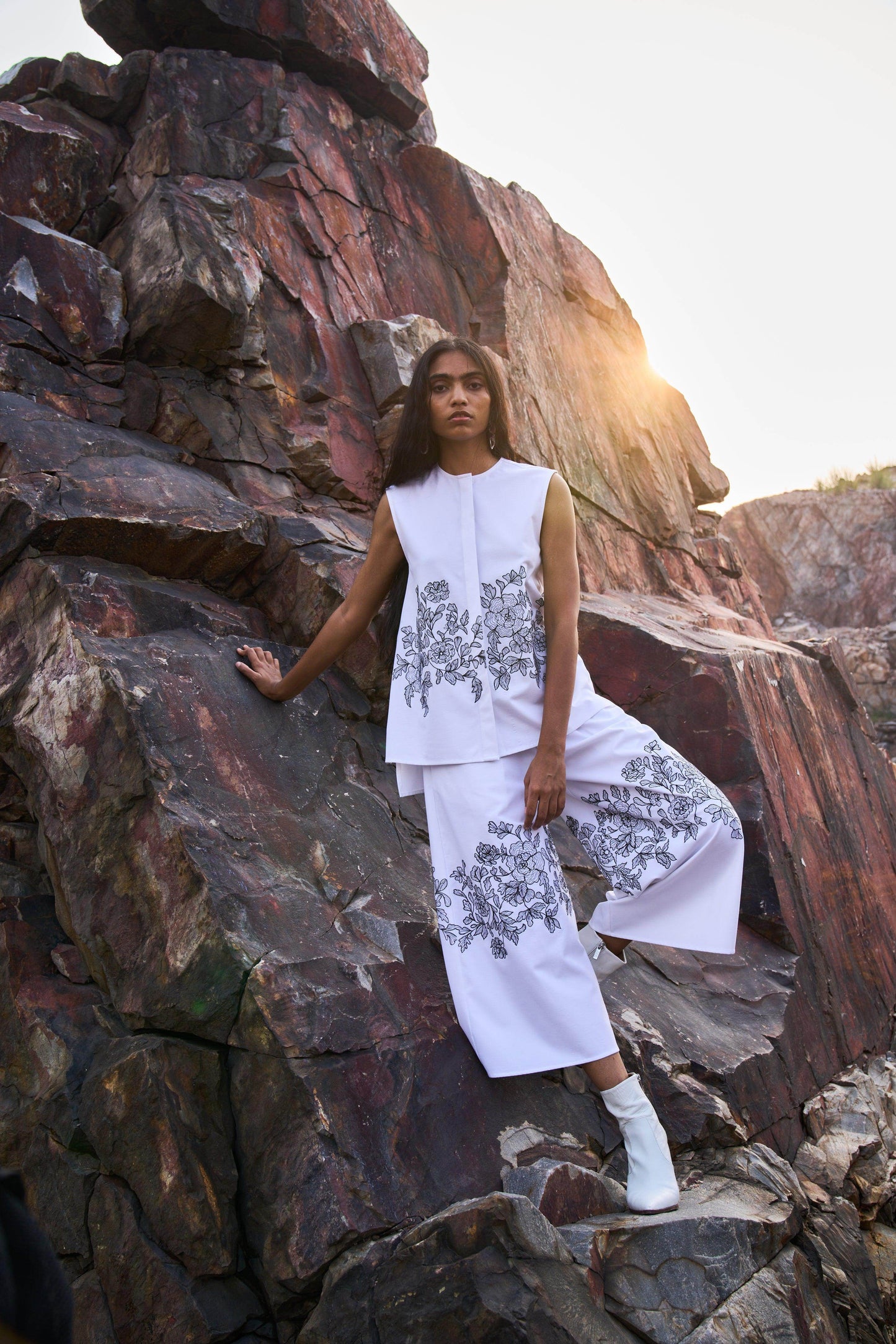 SLEEVELESS PLACEMENT EMBROIDERED SET - dash and dot