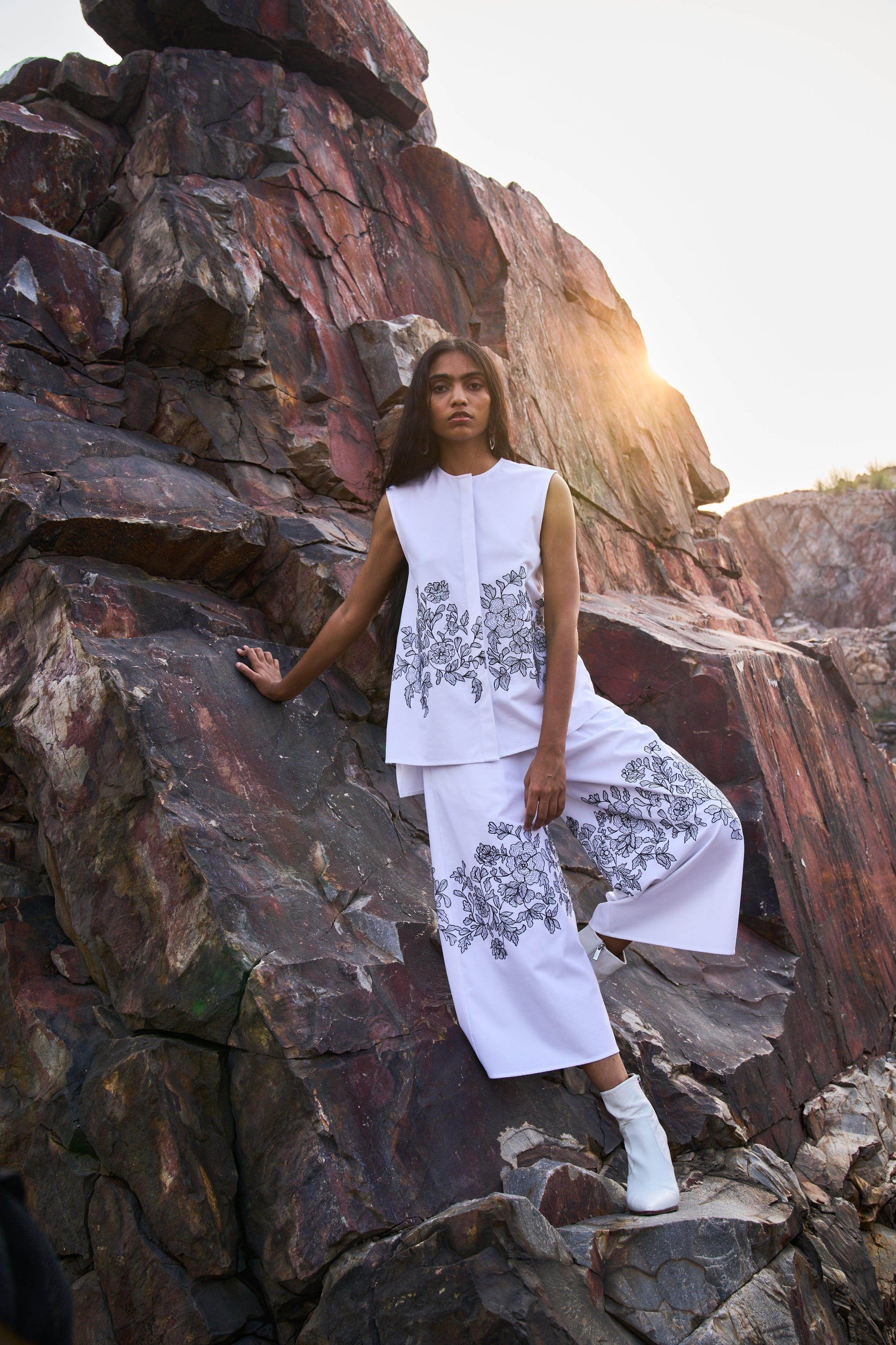 SLEEVELESS PLACEMENT EMBROIDERED SET - dash and dot