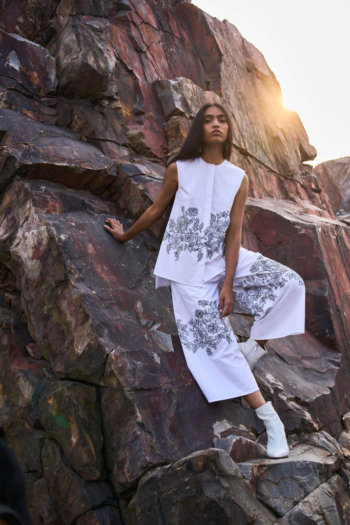 SLEEVELESS PLACEMENT EMBROIDERED SET - dash and dot dash and dot