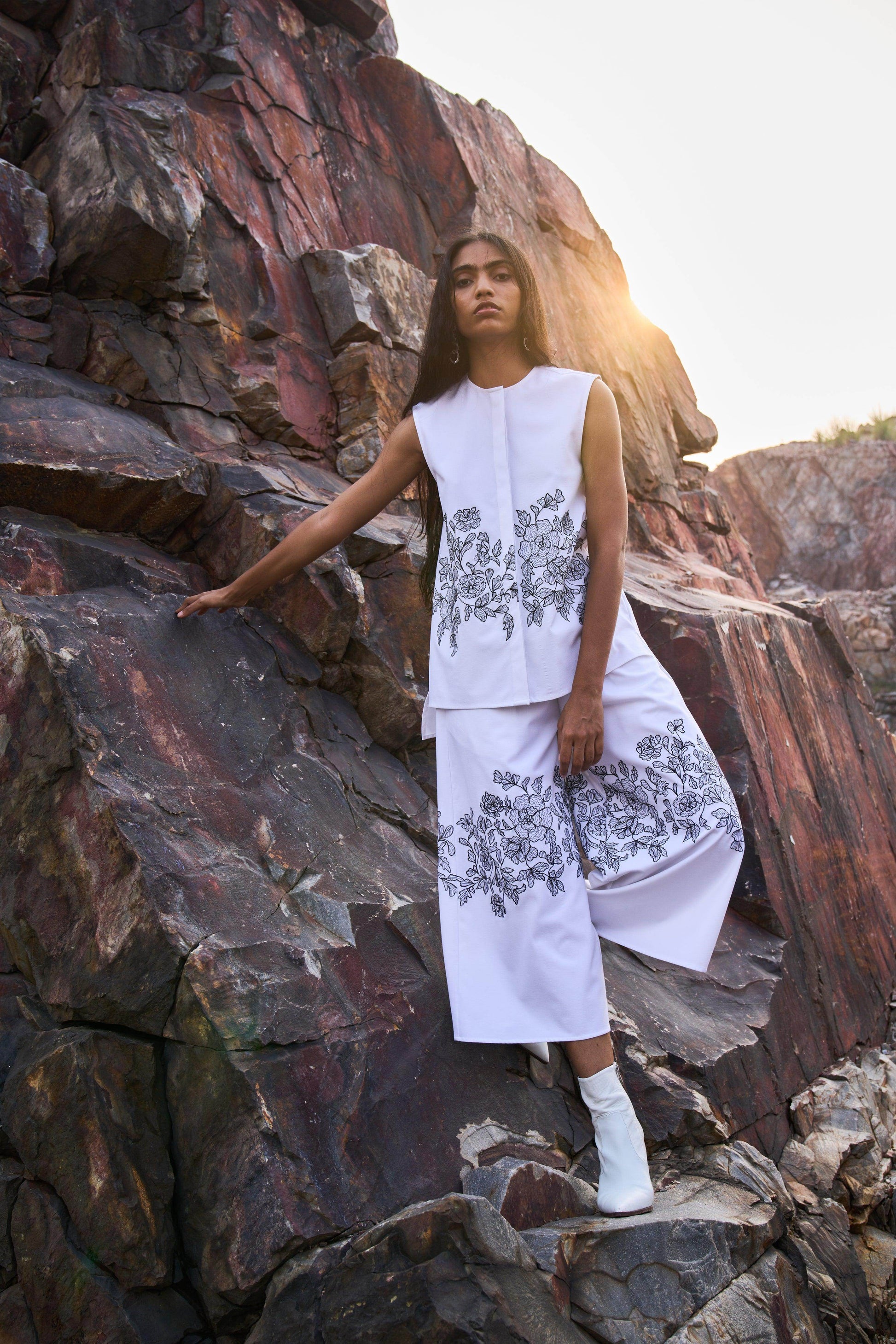 SLEEVELESS PLACEMENT EMBROIDERED SET - dash and dot