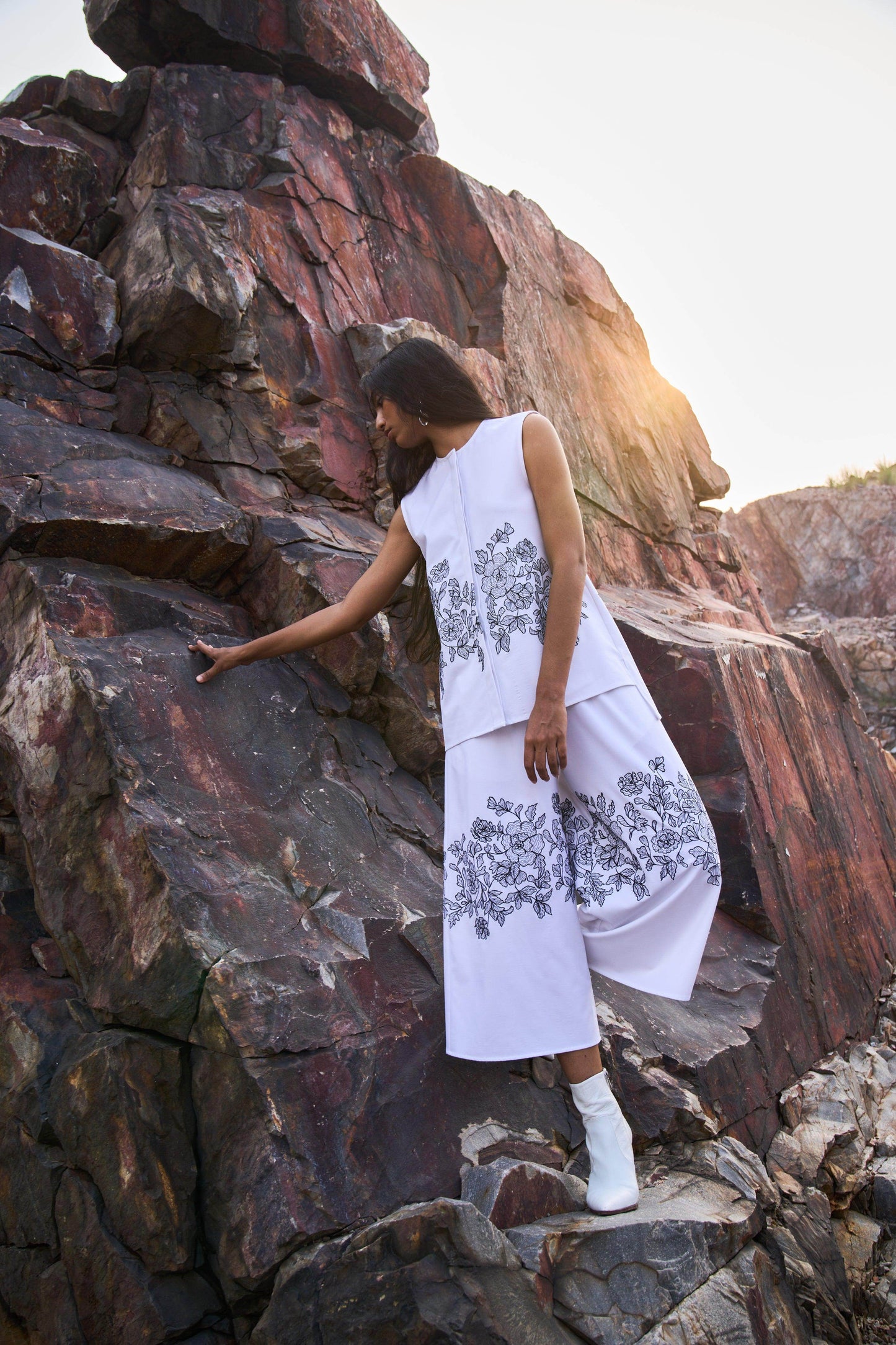 SLEEVELESS PLACEMENT EMBROIDERED SET - dash and dot