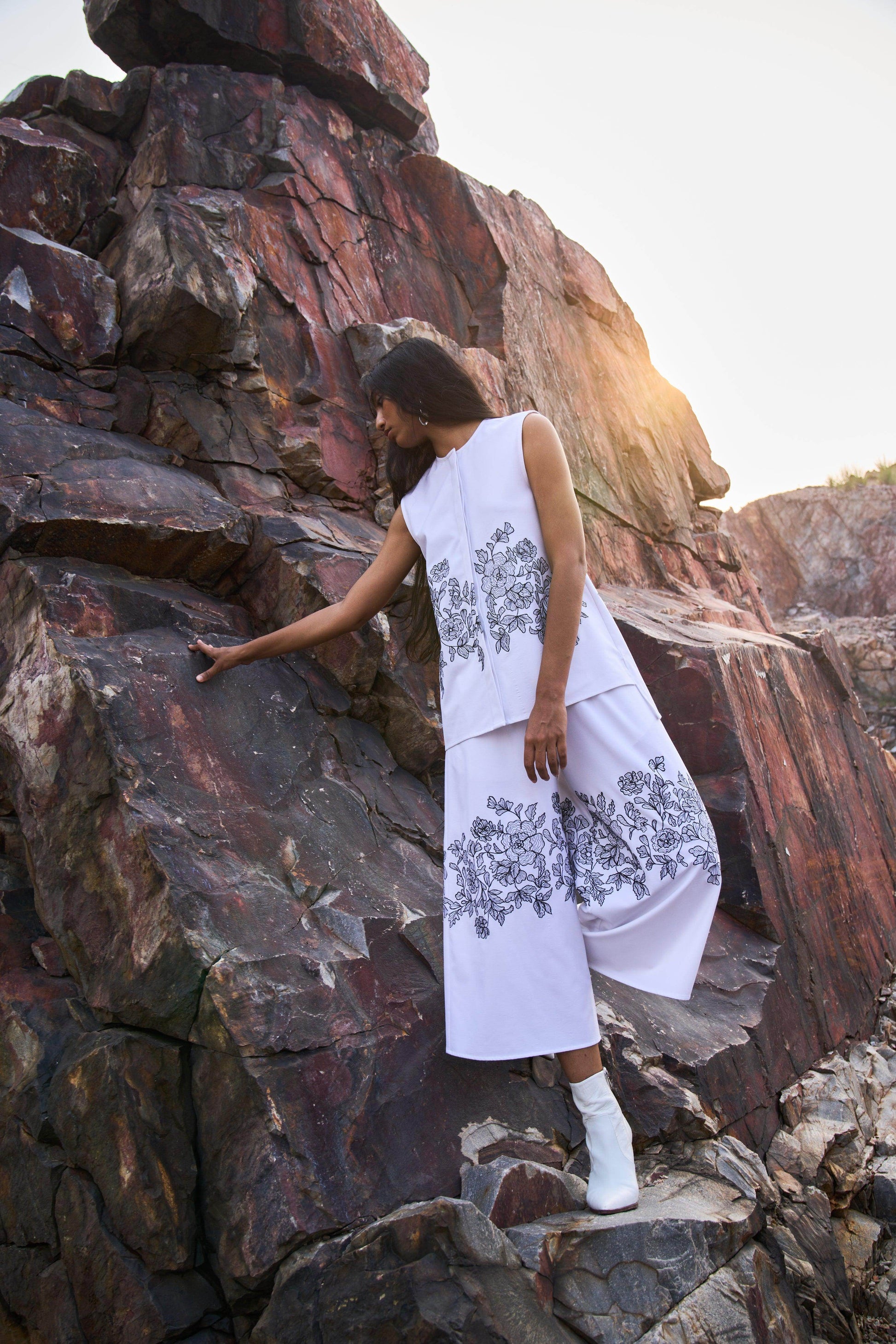 SLEEVELESS PLACEMENT EMBROIDERED SET - dash and dot