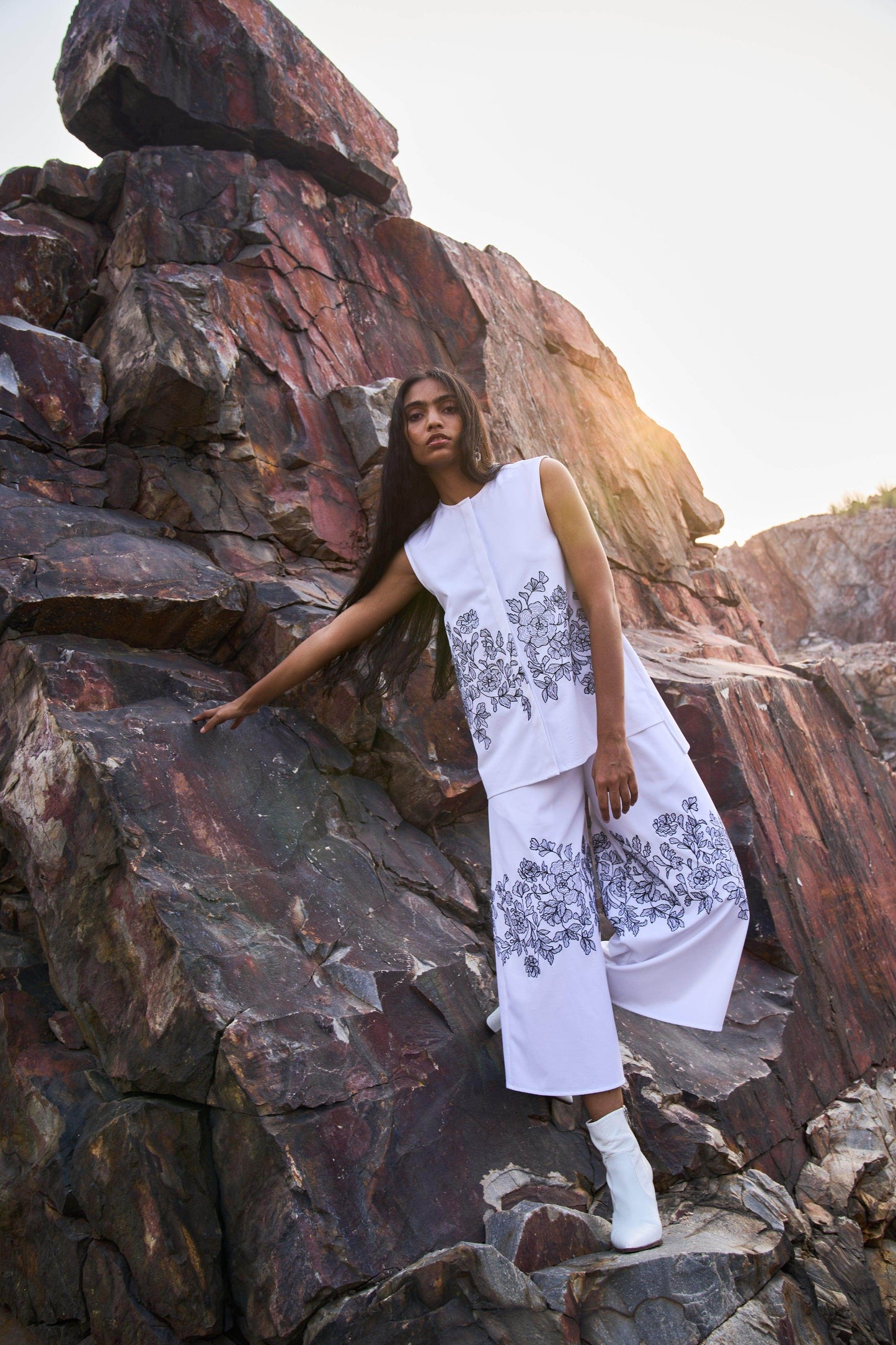 SLEEVELESS PLACEMENT EMBROIDERED SET - dash and dot