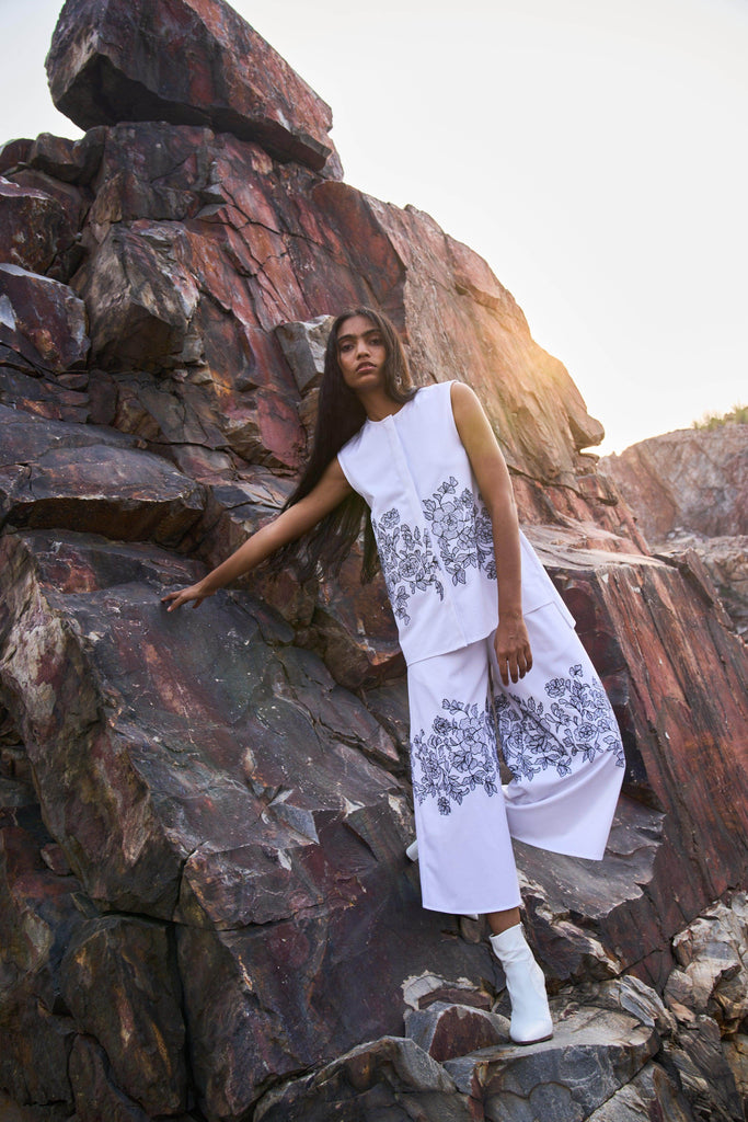 SLEEVELESS PLACEMENT EMBROIDERED SET - dash and dot dash and dot