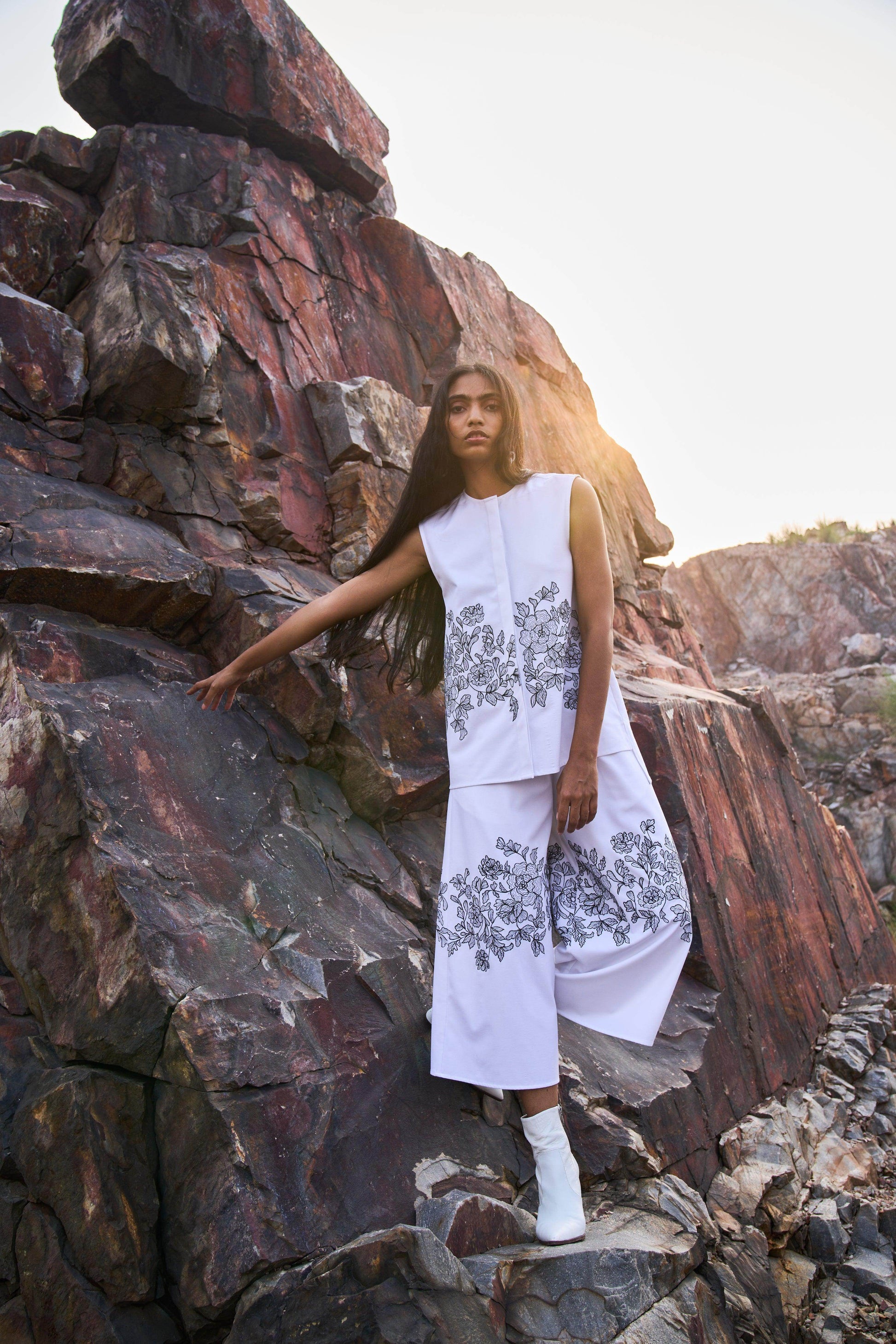 SLEEVELESS PLACEMENT EMBROIDERED SET - dash and dot