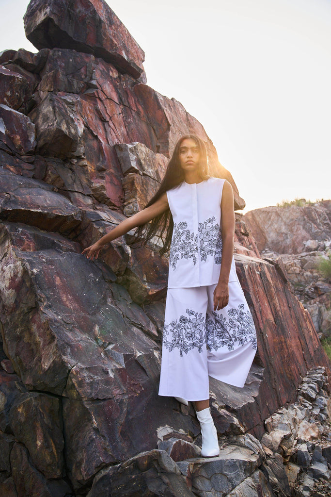 SLEEVELESS PLACEMENT EMBROIDERED SET - dash and dot dash and dot