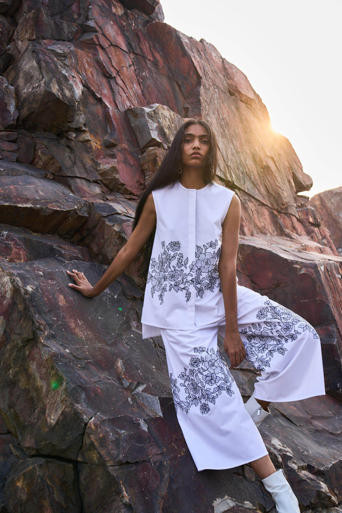 SLEEVELESS PLACEMENT EMBROIDERED SET - dash and dot dash and dot