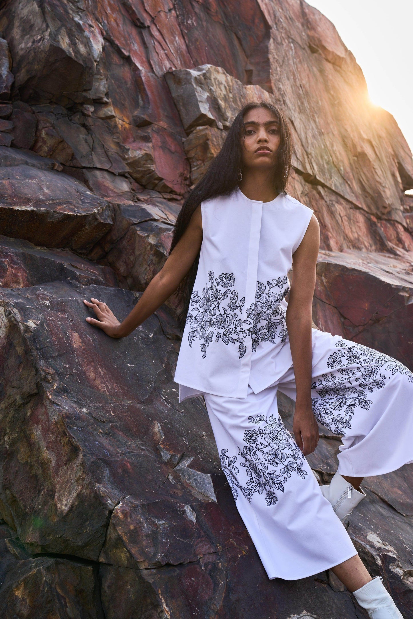 SLEEVELESS PLACEMENT EMBROIDERED SET - dash and dot