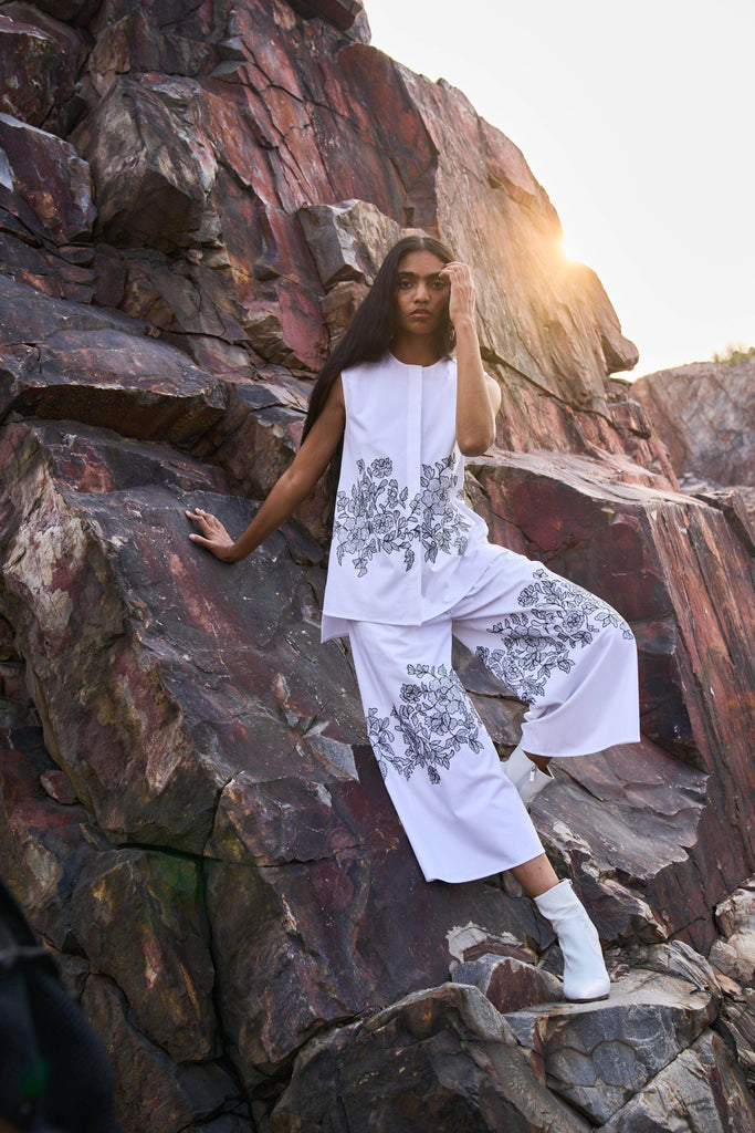 SLEEVELESS PLACEMENT EMBROIDERED SET - dash and dot dash and dot