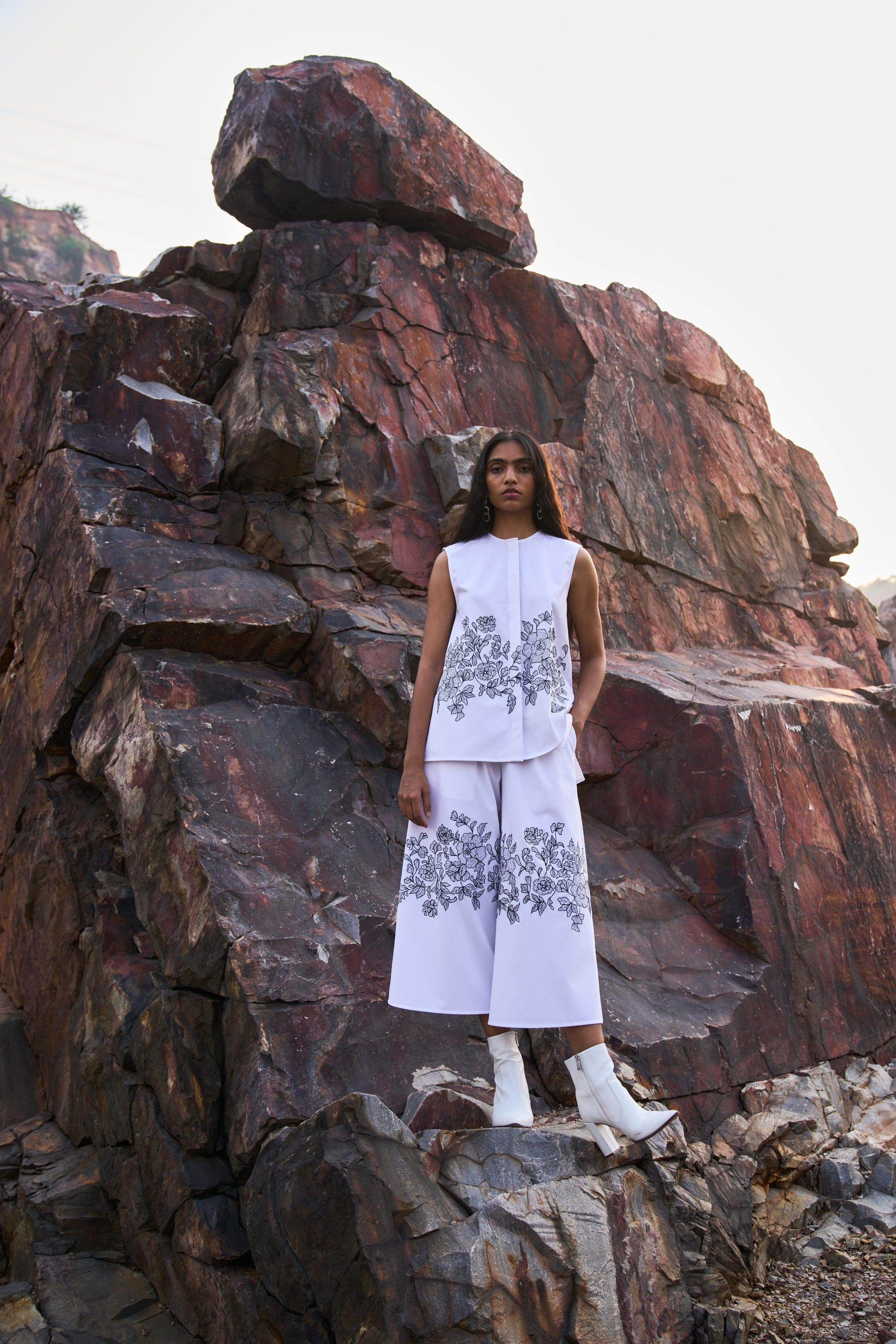 SLEEVELESS PLACEMENT EMBROIDERED SET - dash and dot