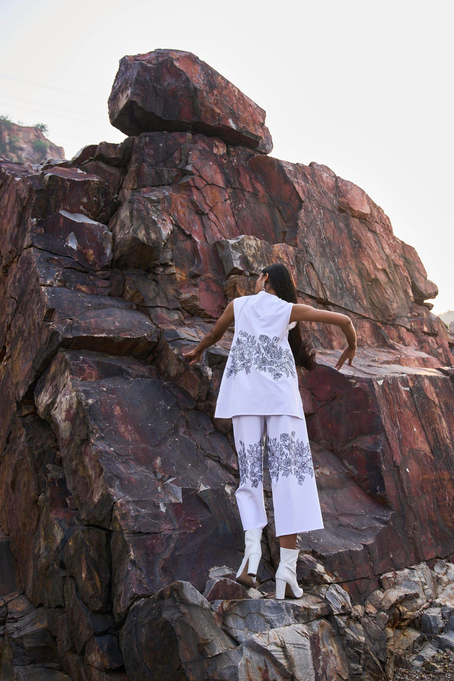 SLEEVELESS PLACEMENT EMBROIDERED SET - dash and dot