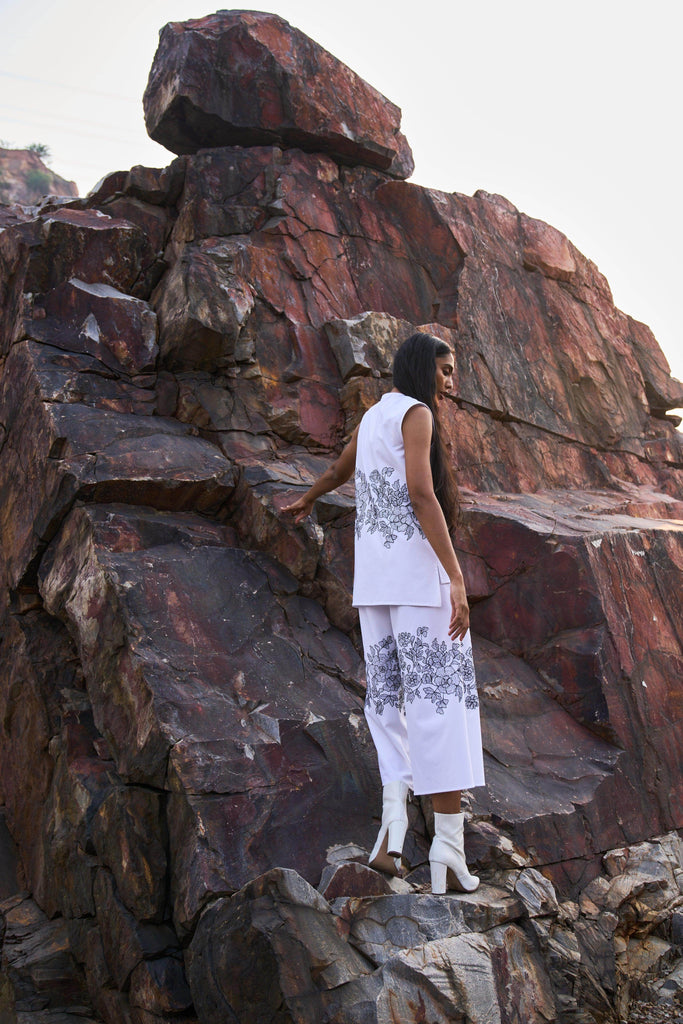 SLEEVELESS PLACEMENT EMBROIDERED SET - dash and dot dash and dot